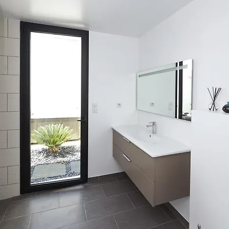 Villa D'architecte Avec Piscine Pour 6 Personnes Proche